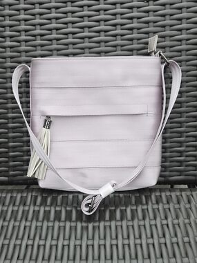 Marla Wynne Seatbelt Crossbody Hand Bag Purse Tassel Silver Gray Pockets